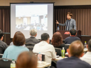 講師がSMG経営塾のセミナーで講演している様子