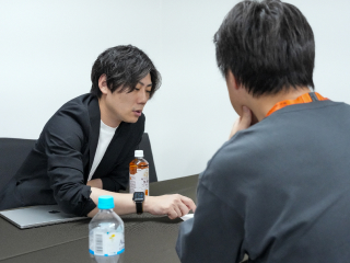 SMG経営塾講師が参加者に個別指導している様子