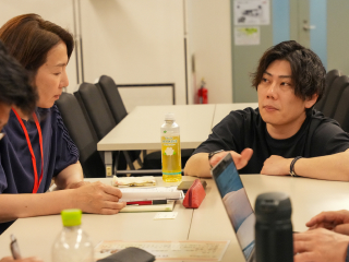 SMG経営塾講師が参加者に個別指導している様子