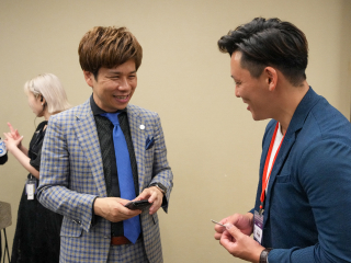 SMG経営塾講師と参加者の談笑シーン