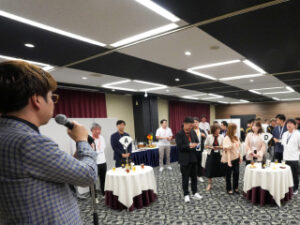 SMG経営塾の合宿で講師（主催者）がマイクを使い説明している様子