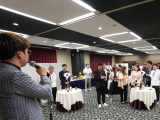 SMG経営塾の合宿で講師（主催者）がマイクを使い説明している様子