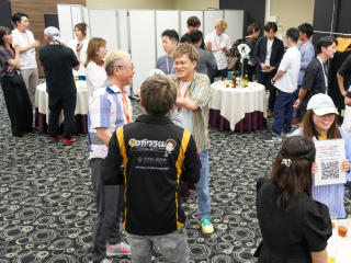 SMG経営塾の参加者同士が談笑している様子