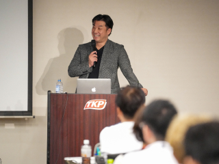 講師がSMG経営塾のセミナーで講演している様子