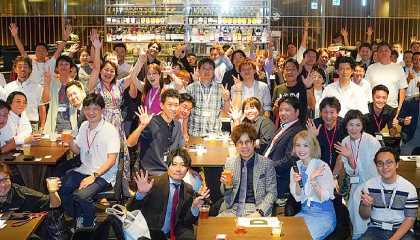 SMG経営塾懇親会での講師と参加者の集合写真