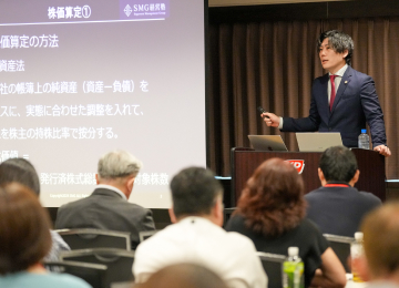 講師がSMG経営塾のセミナーを行っている様子