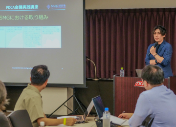 講師がSMG経営塾のセミナーを行っている様子