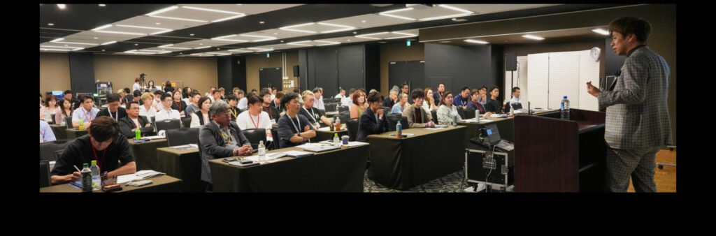 SMG経営塾のセミナーで講師が講演を行っている様子