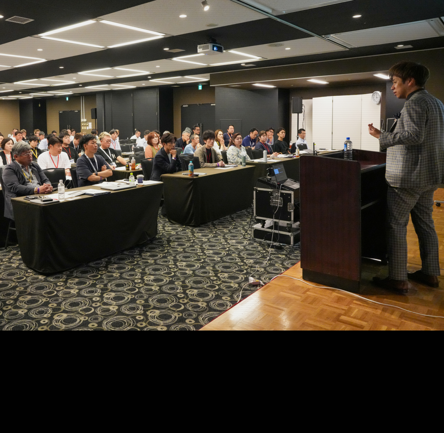 SMG経営塾のセミナーで講師が講演を行っている様子