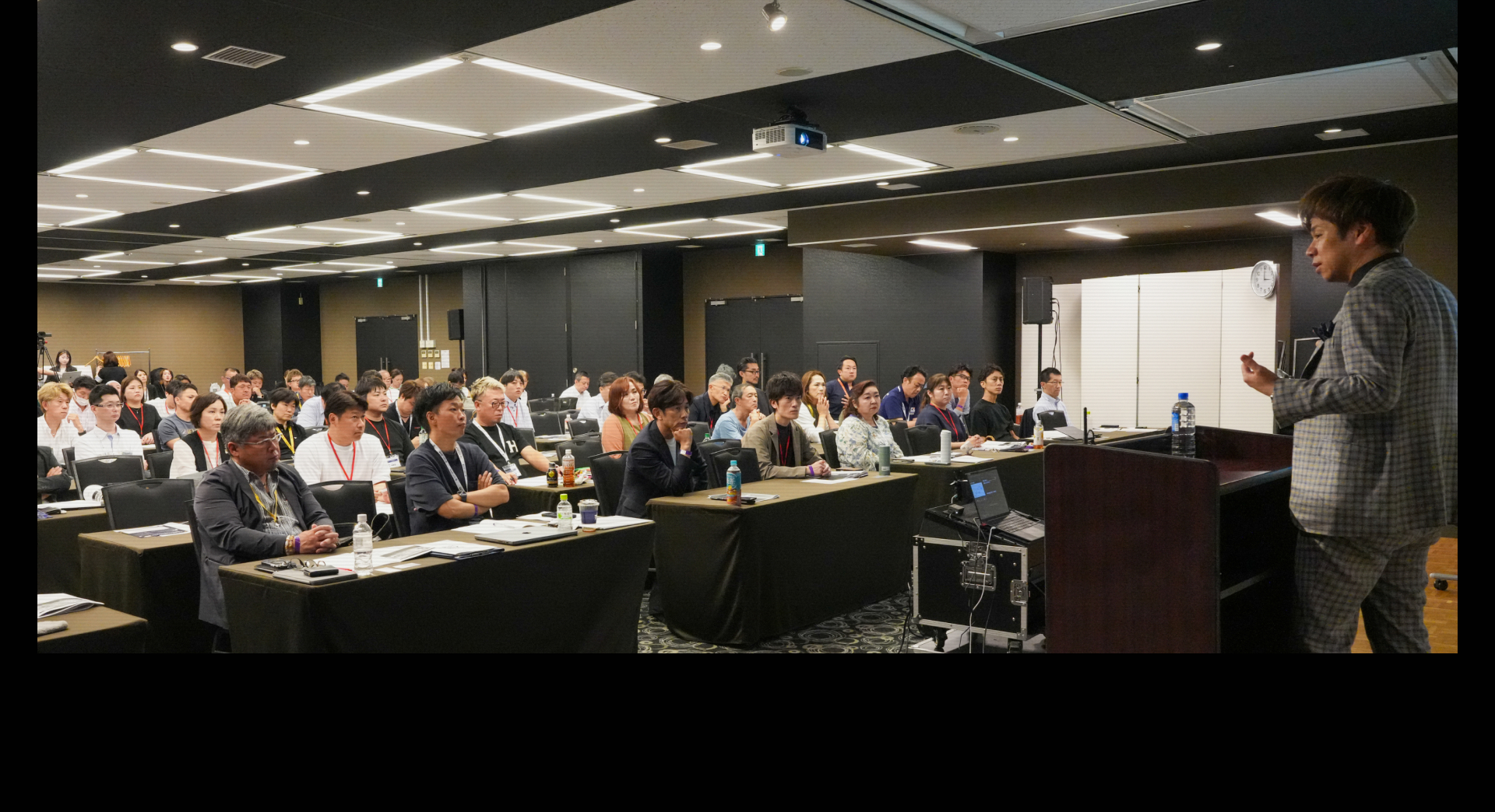 SMG経営塾のセミナーで講師が講演を行っている様子