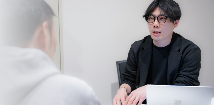 SMG経営塾講師が参加者の相談に対応している様子