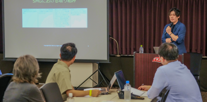 講師がSMG経営塾のセミナーを行っている様子